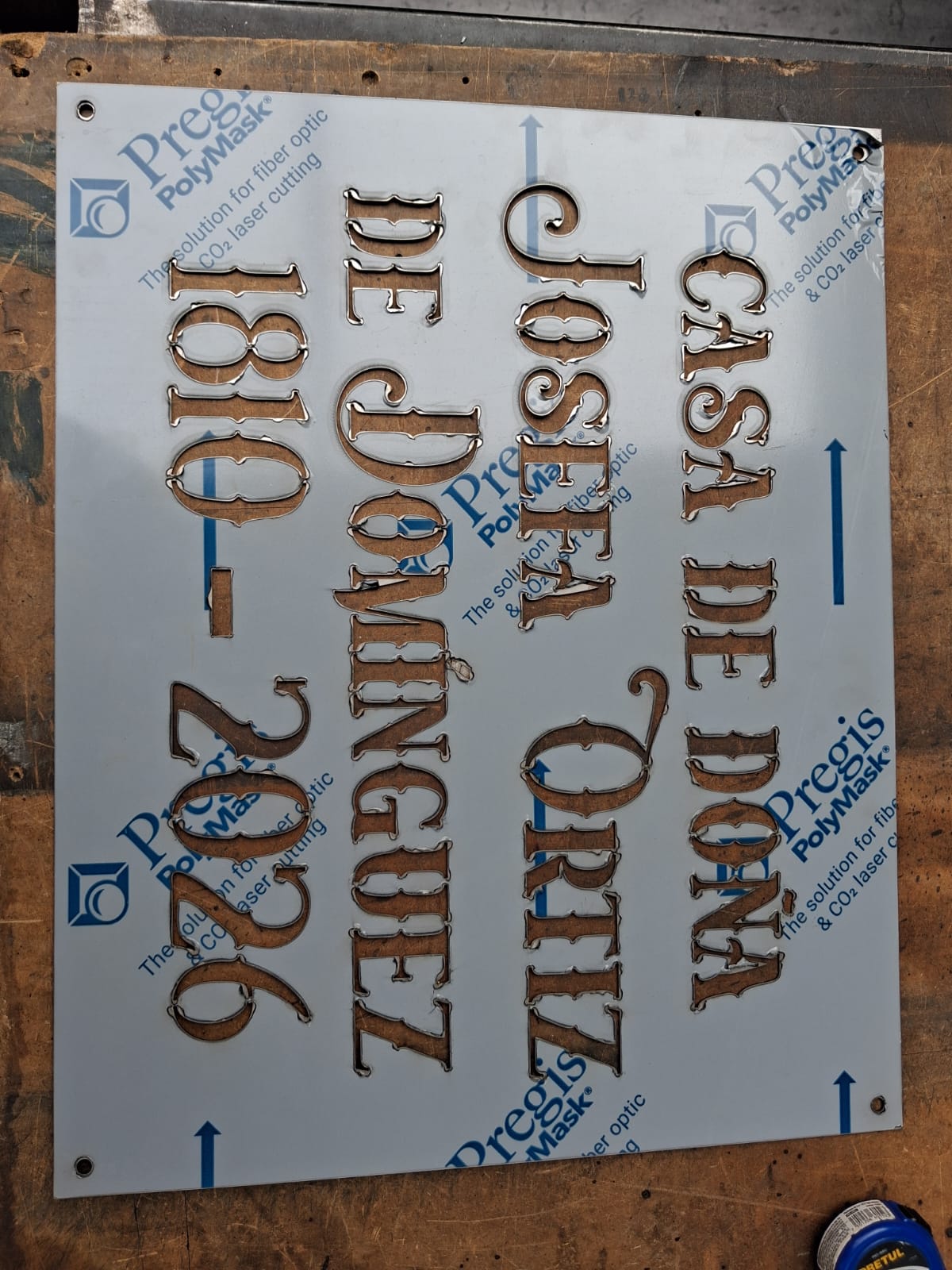Placa conmemorativa de metal